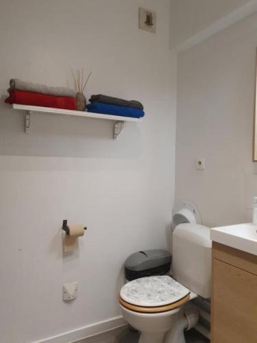 a white bathroom with a toilet and a sink at Cosy & Charming logement moderne proche Paris in Arcueil