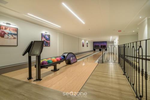 a bowling alley with a bowling alley at MHF II - Apts Variados em Prédio com Vista para o Mar em Itapema in Itapema