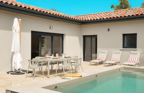 MAISON BONELLI Villa individuelle idéale famille & amis avec jardin, piscine, pétanque en Sud Ardèche, 5 étoiles