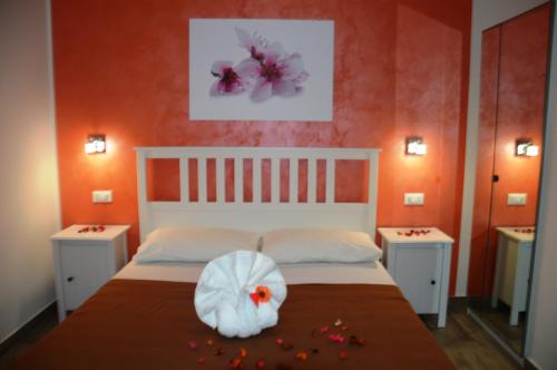 クストナーチにあるB&B Auroraのベッドルーム1室(花の装飾が施されたベッド1台付)