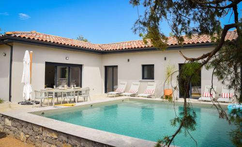 Swimmingpoolen hos eller tæt på MAISON BONELLI Villa individuelle idéale famille avec jardin & piscine - Sud Ardèche
