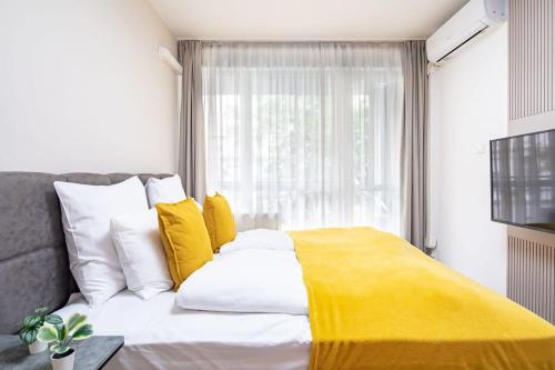 Central - Green with Balcony - Relaxing Sleep