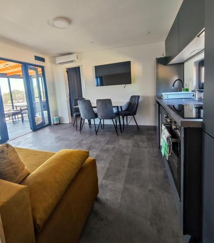 Η κουζίνα ή μικρή κουζίνα στο Sea view Bellora by Vellaris, Luxury Mobile Home