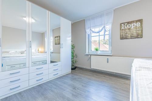 Postel nebo postele na pokoji v ubytování Gutshof zum See