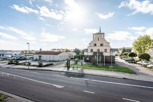an empty road in front of a white building at Pension Greiser in Leipzig