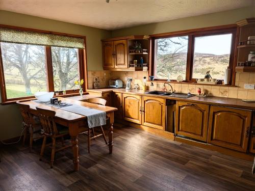 Kuchyň nebo kuchyňský kout v ubytování Rural retreat in the Highlands with spectacular views