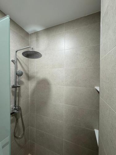 a bathroom with a shower with a glass door at Apartamento Los Pajaritos II in Jerez de la Frontera