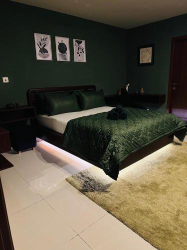 Ένα ή περισσότερα κρεβάτια σε δωμάτιο στο Grenvey Designer Apartment with Rooftop Pool & Self Check In