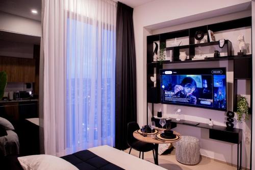 MiravalleにあるLuxury Penthouse Loft en Piso 29, Zona Norteのリビングルーム(テレビ、テーブル、ソファ付)