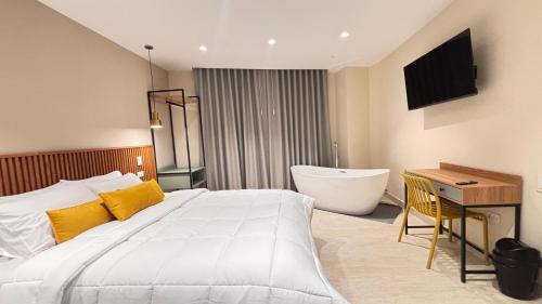 Postel nebo postele na pokoji v ubytování HOTEL COMFORT INN Torre B