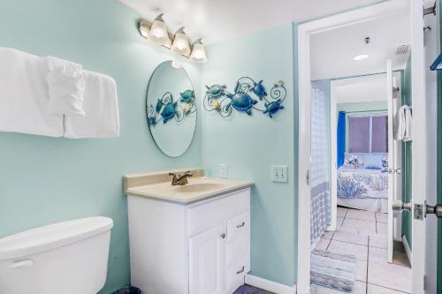 un baño con lavabo y espejo en Oceania Plaza 204, en New Smyrna Beach