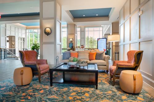 a living room with a couch and chairs at Dollywood's DreamMore Resort and Spa in Pigeon Forge