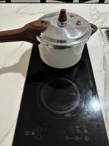 a pot sitting on top of a stove at Unidades mobiliadas em condomínio in Lucas do Rio Verde