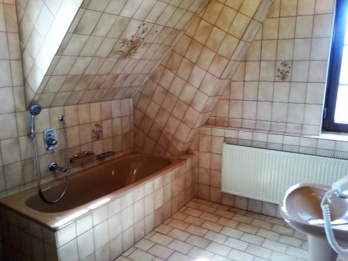 a bathroom with a tub and a sink at Ferienwohnung Ernesto in Rust