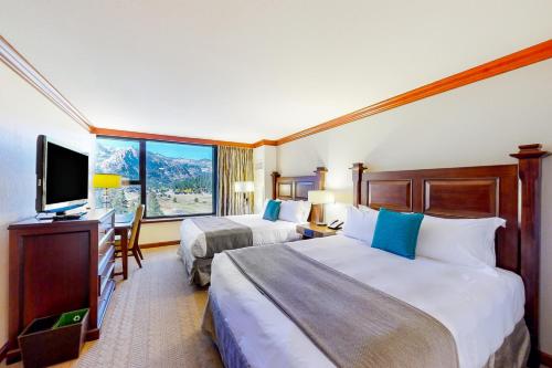 pokój hotelowy z dwoma łóżkami i telewizorem z płaskim ekranem w obiekcie Everline Resort & Spa 812 w mieście Olympic Valley