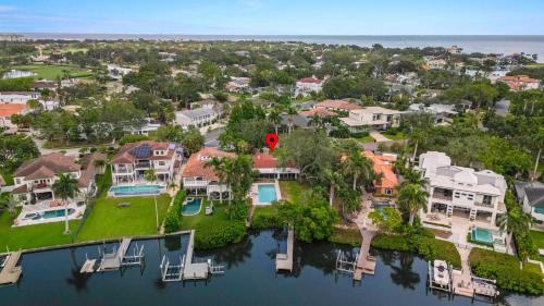 una vista aérea de una gran casa en un lago en 3BR Waterfront Gem Pool Dog Friendly, en San Petersburgo
