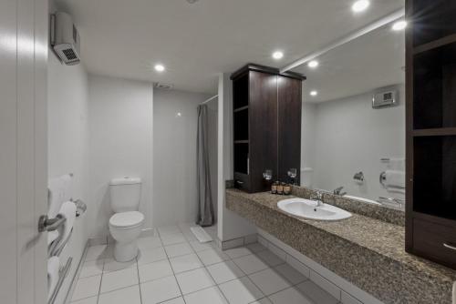 ein weißes Badezimmer mit Toilette und Waschbecken in der Unterkunft Stunning Lakefront 2-bed 2-bath with lake views in Queenstown