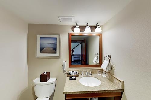 une salle de bain avec un lavabo, des toilettes et un miroir dans l'établissement Everline Resort & Spa 810, à Olympic Valley