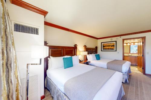 une chambre d'hôtel avec deux lits et une fenêtre dans l'établissement Everline Resort & Spa 810, à Olympic Valley