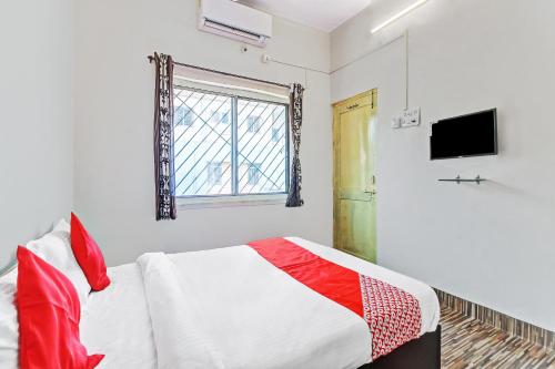 Hotel O Shree Balaji Lodgingにあるテレビまたはエンターテインメントセンター