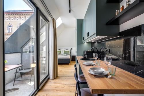 Dob Street Central Residence with Balcony