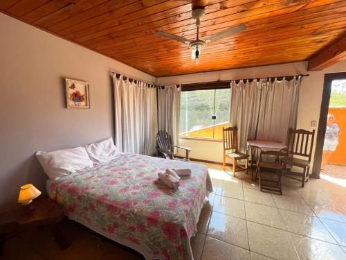 Ένα ή περισσότερα κρεβάτια σε δωμάτιο στο Biruta Guest House - com Ar Condicionado - Praia da Tartaruga