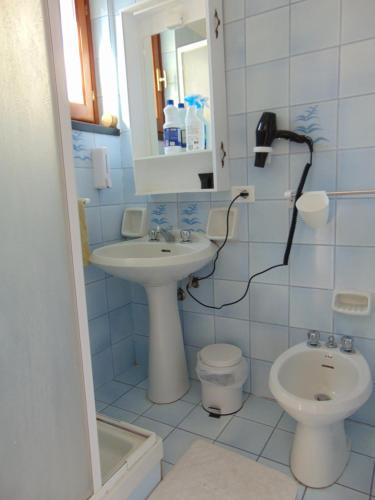 a bathroom with a sink and a toilet at Casa Regina in Anzo