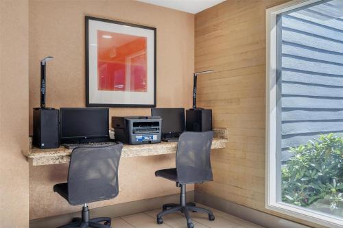 an office with two chairs and a computer on a counter at Best Western Plus Oak Harbor Hotel & Conference Center in Oak Harbor
