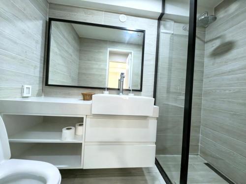 a bathroom with a white sink and a mirror at Exclusivo departamento en Barranco in Lima
