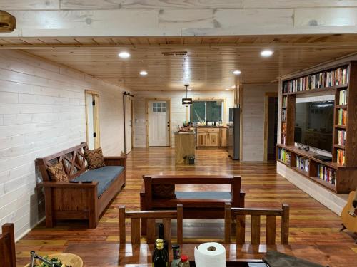 Ruang duduk di Cabin in the Woods