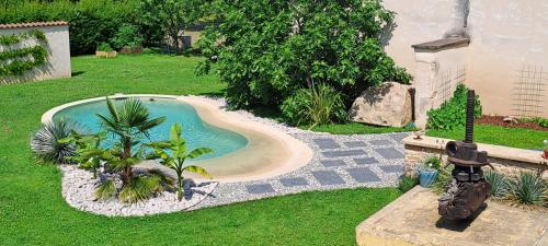 a small swimming pool in the middle of a yard at La Belle Bourguignonne in Crêches-sur-Saône