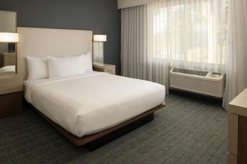 Postel nebo postele na pokoji v ubytování Courtyard by Marriott Vacaville