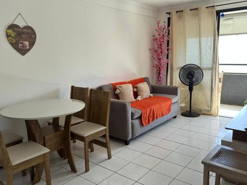 a living room with a couch and a table at Apartamento vista mar no mucuripe in Fortaleza