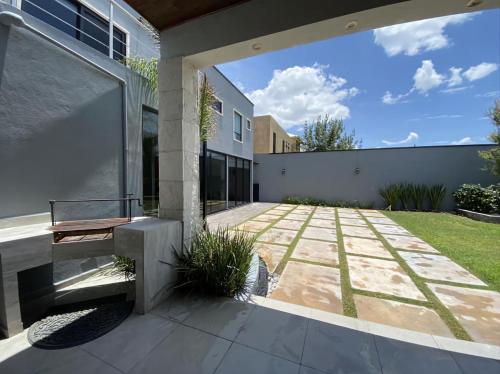Taman di luar Linda y comoda casa completa