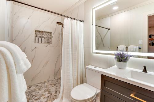 Un baño con inodoro, lavabo y ducha. en 1 Mi to Florida Gators Stadium Gainesville Home!, en Gainesville