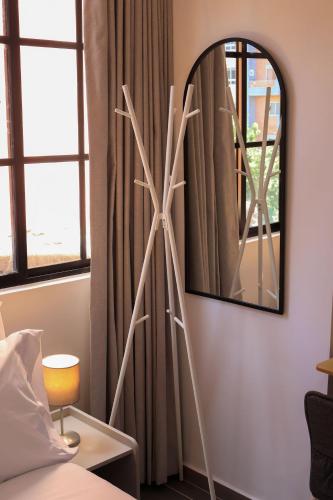 a mirror and a tripod in a bedroom at BIT by Simple stay in Medellín