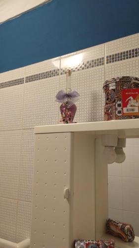 a bathroom with a shelf with an umbrella on it at Nino's House in Sperlinga