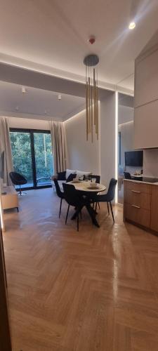 ein großes Wohnzimmer mit einem Tisch und Stühlen in der Unterkunft Omega Lake Apartments Nr 60 in Olsztyn