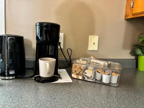 Kemudahan buat kopi dan teh di Comfy Corner Stays