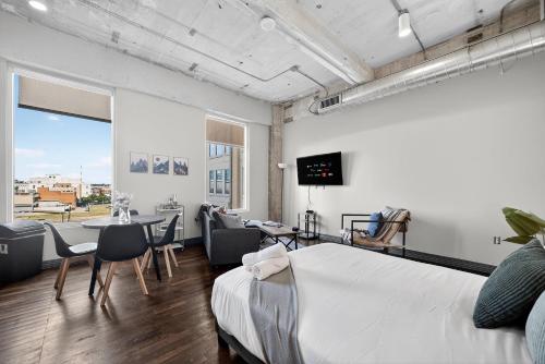 Un dormitorio con una cama y una mesa y sillas. en Stunning Downtown Apartment with Pool, Laundry, Parking, en Dallas