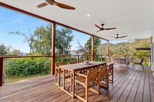 Un balcón o terraza en Shell Cove Beach house