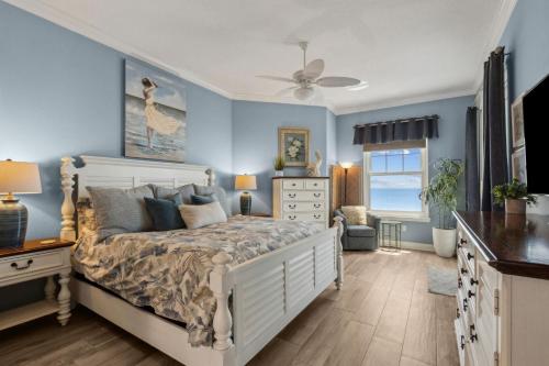 una camera da letto con un letto con pareti blu e una finestra di 60 Ocean Place a Fernandina Beach