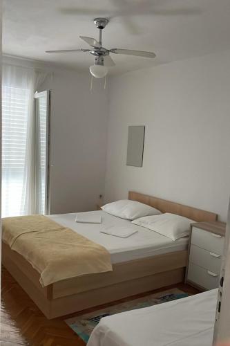 Apartments by the sea Podgora, Makarska - 11888