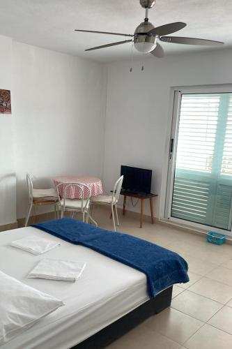 Apartments by the sea Podgora, Makarska - 11888