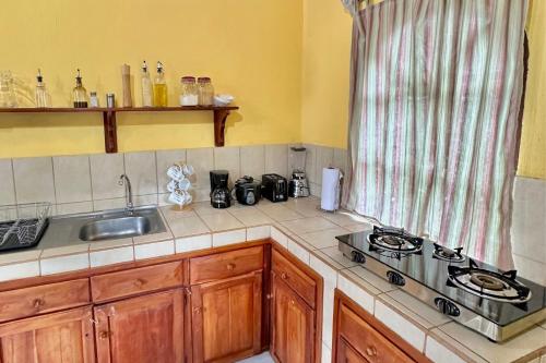 Una cocina o cocineta en Hospedaje Colibri