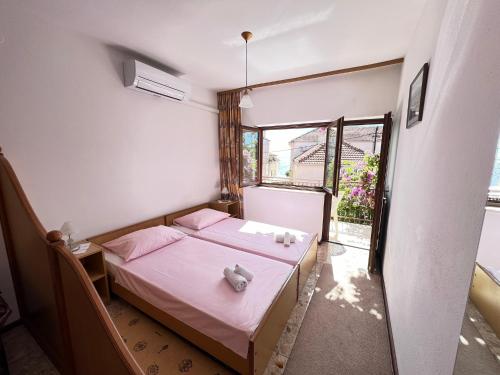 Postel nebo postele na pokoji v ubytování Studio Orebic 4496d