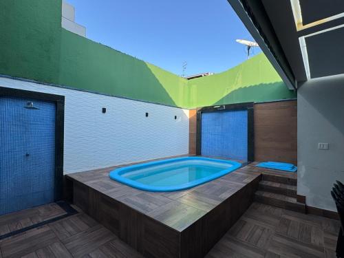 a jacuzzi tub in the middle of a building at Casa em condomínio para COP 30 in Belém