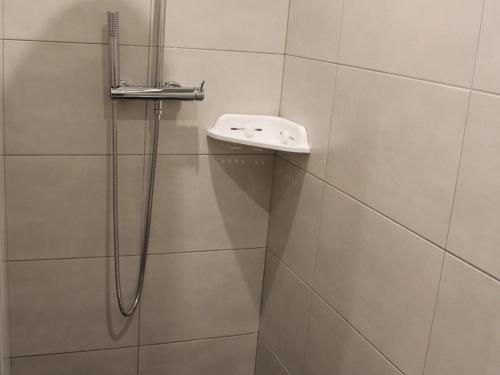 Bilik mandi di Appartement Central à Briey : 2 Ch, Cuisine équipée, Proche Commerces et Activités - FR-1-584-105