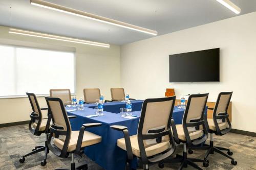 a conference room with a long blue table and chairs at Element Cartersville in Cartersville