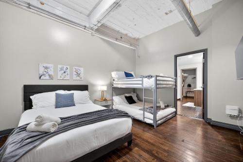 un dormitorio con una cama y una litera en Stunning Downtown Apartment with Pool, Laundry, Parking, en Dallas
